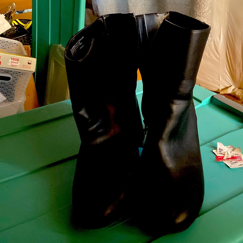 Black size 10 zip up heel boots